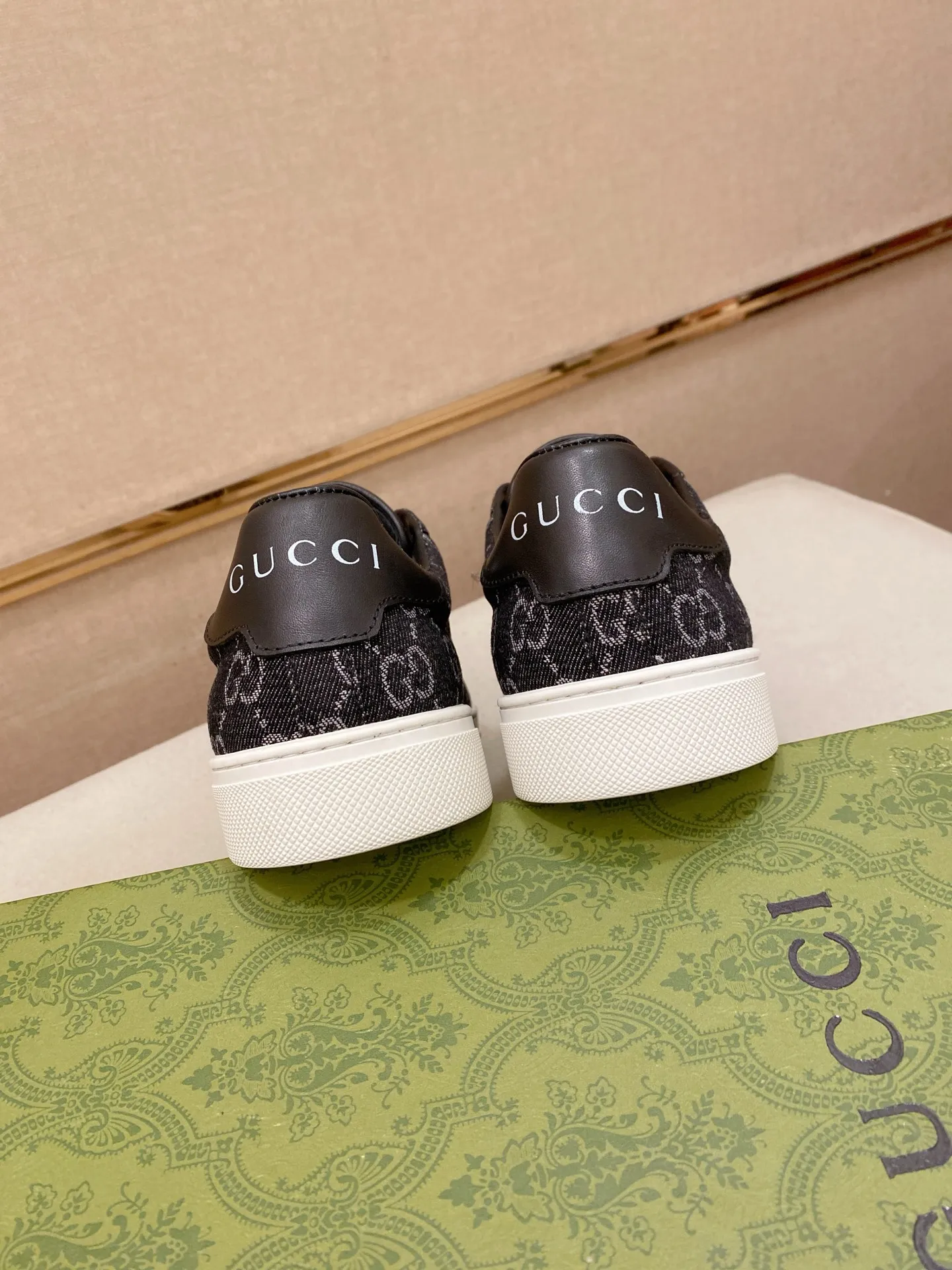 Factory price: 460💰 (GUCCI) The latest model from the official website 🎁🎁Casual and fashionable men's shoes👟, hot style 💥The version is simple and elegant, exclusive for trendy men. Unique official website latest brand elements 👑Gucci original decoration, fashionable and generous, the fabric is original cowhide ✅sheepskin lining, the official website specifies wear-resistant casual outsole, the classic model is taken in kind at the counter🎬38-44 (45 is not returned or exchanged)